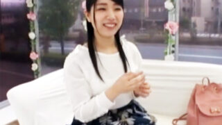 インタビュー中に突然の巨根挿入で激しいピストンに失神寸前