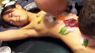 料理と一緒に差し出された美少女が鬼畜男たちに輪姦される。