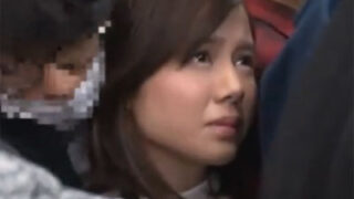 満員電車で痴漢に抵抗できずにザーメンを塗られた巨乳美女