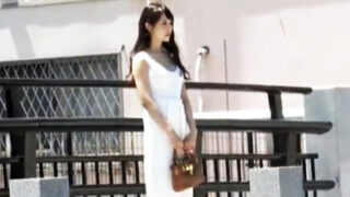 スレンダーな人妻が他人とのセックスで初めてイキ、中出し後に恍惚として痙攣する。