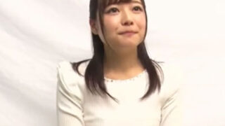 癒し系美少女が壁から生えたチンポを手コキ＆フェラで抜く