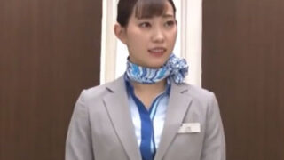 長身CAがグローリーホールで性処理