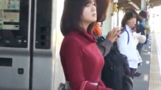 泣き叫ぶ少女の抵抗を無視し、拉致後に強制的に中出しする黒人