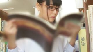 制服美少女が図書館で痴漢に過剰反応し、快感を感じる