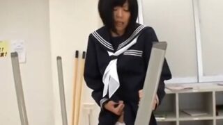 貧乳JKがオナニーしているところを同級生に見られ、教室でパコした