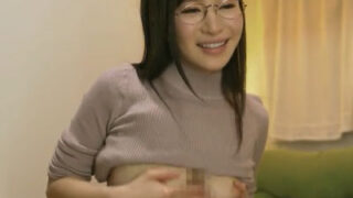 眼鏡の似合う巨乳妻がチンポ支援で大量の熟女ザーメンを放出