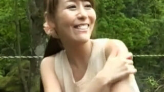 年上のセクシーな女性が性欲に溺れ、禁断の関係で激しいセックスに没頭する物語