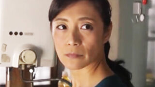 美熟女ママが大学生の息子にレイプされ、感じてしまう。