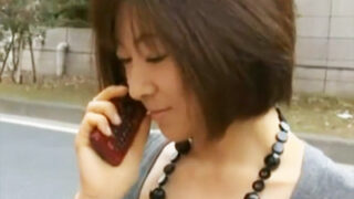 欲求不満の主婦がタクシーの運転手に押し倒され不倫セックスで喘ぎまくる