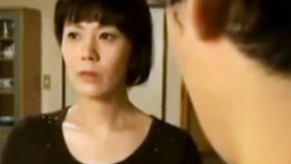 義理の息子が義母に肉体関係を迫り、力ずくでNTRレイプを行う。