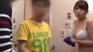 友母の爆乳に欲情した悪ガキが中出しで夜這いする。