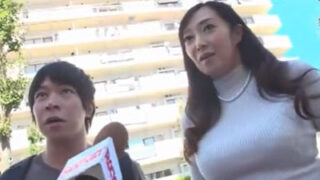 清楚な熟女が賞金獲得のために手コキとフェラで射精させる。