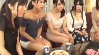 媚薬クリームで乳首が感度上昇した人妻がメス犬化し、次々と不倫SEXにハマる。