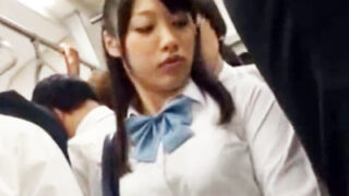 混雑電車で痴漢に襲われ続ける制服JK