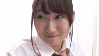 彼氏に見えない状況で黒人とNTR中出しセックス、快感