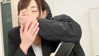 大人しそうな女上司が忍び寄る影に無理やり押し倒され、レイプで中出しされる