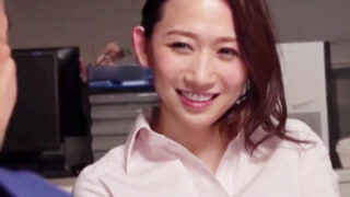 疲れた人妻OLと警備員のオッサンの不倫