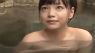 温泉リポート中に童顔の姉が強制的にパコられ、強制イキさせられる様子