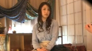 マッサージで発情した素人美女が挿入され、ぶっかけでフィニッシュ