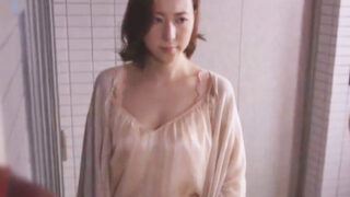 隣人に働いていることをネタに脅され、逆らえない美人妻が中出しで妊娠した。