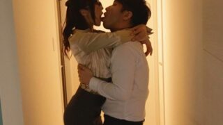 眼鏡のキャリアウーマンが、見た目に合わない濃厚中出しを望む