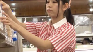 可愛い店員が強姦犯に押し込まれ、胸を刺激されてイッてしまう。