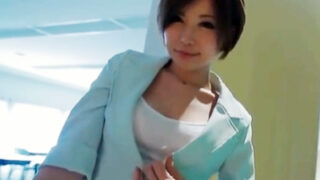 痴女教師が校内で生徒を虜にし、頻繁に関係を持つ。