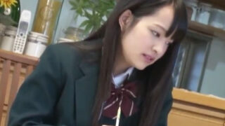 美少女JKが友達の父親を誘惑し、中出しする