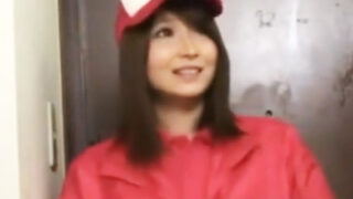 宅配の美少女が偶然を装い巨根を披露し、まさかの結末に