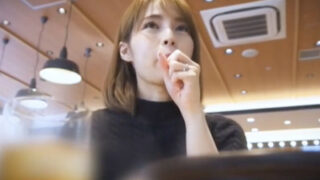 セクシーな人妻が浮気中に他人棒をフェラし、喘ぎまくる。