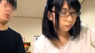 眼鏡の真面目JKが、童貞家庭教師を誘惑して生ハメパコ。