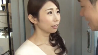 欲求不満な奥さんが配達員を誘惑し、ハーレムで中出しを求める。