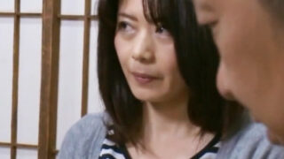 バツイチ夫婦が激しい中出し性行為に没頭する。