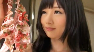 欲求不満な美人妻が勝負下着で隣人を誘惑し、中出しを懇願する。