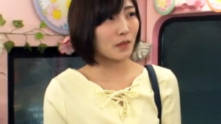 美人JDに素股を頼み、デカチンで激しくイッてしまう。