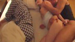 隣の夫が寝ている間、欲求不満な若妻が夜這いされる。