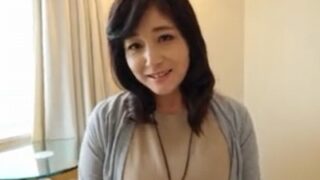 真面目な顔の熟女が実はド変態、田中みな実似と不倫ハメ撮り