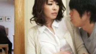 息子に迫られ夫の存在を隠して不倫セックスをする巨乳美熟女