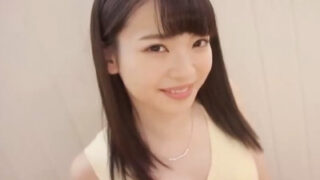 華奢で色白な少女の無毛のマンコにデカマラを挿入し、激しいピストンで鬼イカせる。