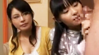 ビッチな親子が勃起した男性に興奮し、3Pプレイを提案した親子丼をテーマにした作品。