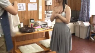 万引きしたロリ少女が罰で涙目に絶頂する