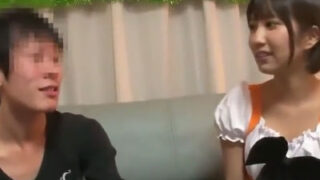 ショートカット美少女・湊莉久が初対面の素人男性の性器を即尺する映像