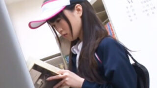 図書館でJKが変態男にレイプ、声押さえで感じる。