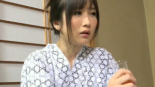 欲求不満のOLが後輩のデカチンに惹かれ、不倫セックスでパコる。