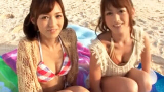 ビーチでヤリマンギャルに逆ナンされ、3Pセックスをする。