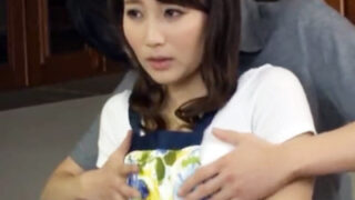 父が出社後すぐに玄関で母息子が近親中出し交尾