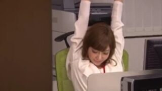 美人OLが職場や電車でも狙われる悲劇