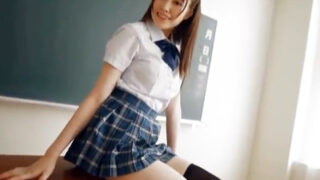 美少女JKがミニスカとニーハイの隙間から生脚をチラリズムで披露し、濃厚なパコが楽しめる。