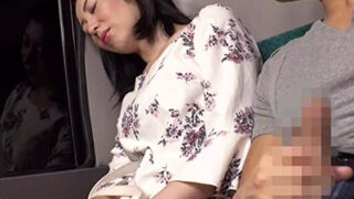 夜行バスで眠る人妻がバックからハメ倒される