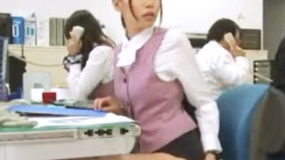 超ミニスカのOLが社内で理不尽にレイプされ、潮吹きアクメに至る。